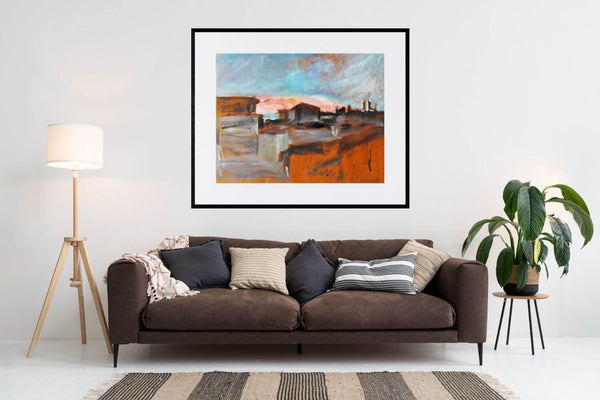 All'alba - Dipinto esposto sopra divano marrone in soggiorno moderno