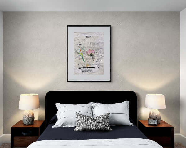 Balbettio letterario - Collage di fiori e frasi su carta. esposto in camera da letto.