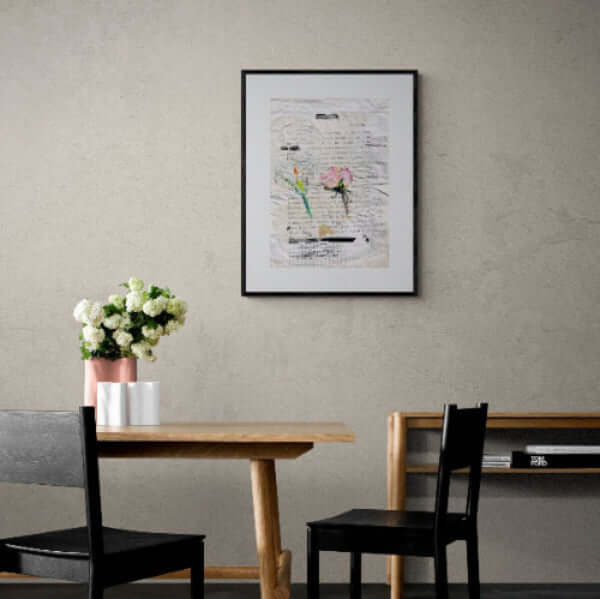 Balbettio letterario - Collage artistico di fiori e parole, esposto in salotto.