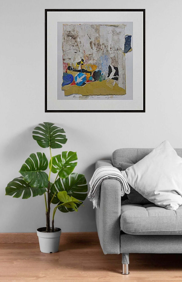 Composizione di oggetti vari su carta, intitolata "Cielo di piombo", che riflette un'interpretazione creativa.