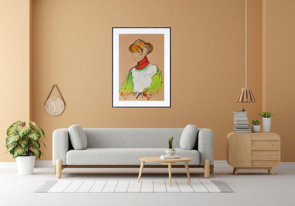 Donna che legge - Ritratto originale di una donna con capelli gialli, che sorride e guarda verso l'osservatore.