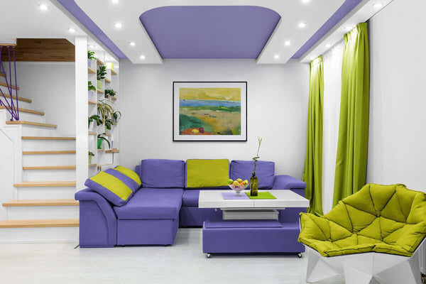 Due presenze nel paesaggio - Un dipinto di un paesaggio sotto un cielo giallo, con una mela e un limone in primo piano.