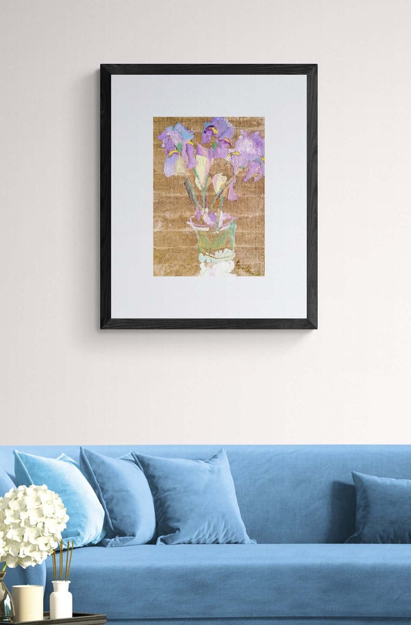 Frammenti di primavera - Un vaso contenente fiori viola, rappresentati in un dipinto artistico.