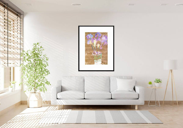 Frammenti di primavera - Un'opera d'arte che mostra un vaso con fiori viola in un ambiente luminoso.