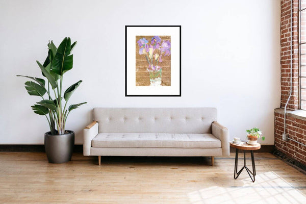 Frammenti di primavera - Un dipinto di fiori viola in un vaso elegante su uno sfondo neutro.