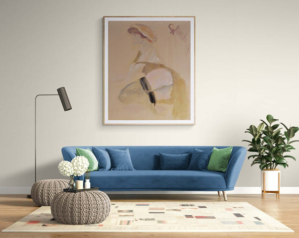 Guardando lontano - Immagine di una donna seduta, che trasmette un senso di tranquillità e riflessione.