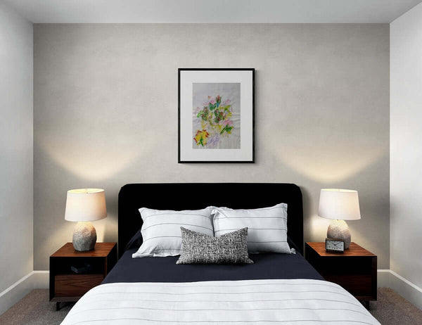 Collage di un bouquet di fiori, intitolato "I petali delle rose", appeso in camera da letto.