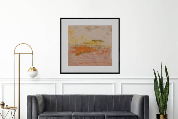 I sedici pini - Dipinto esposto sopra divano grigio in soggiorno moderno.