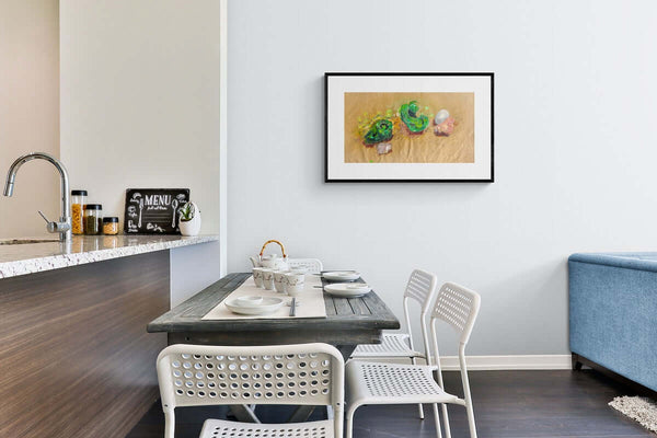 Il bianco dell'uovo - Arte originale di peperoni, uva, uova e cipolla in natura morta dipinta sua carta gialla.