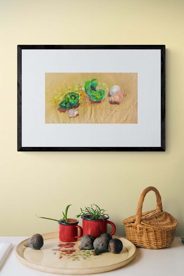 Il bianco dell'uovo - Opera d'arte con peperoni, uva, uova e cipolla in natura morta su carta gialla.