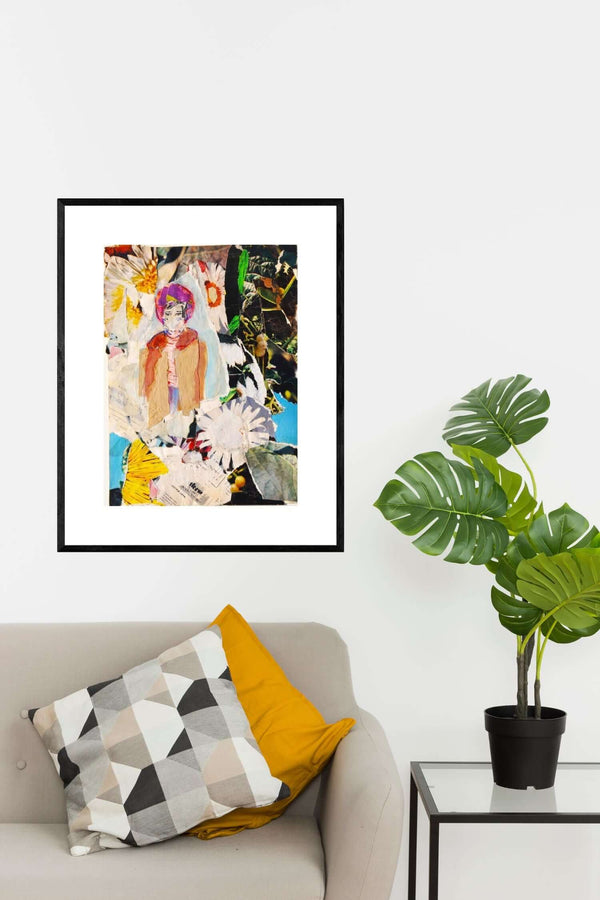 Il girasole - Un collage che unisce fiori e una donna con cappello, evidenziando una tensione intrigante tra i soggetti.