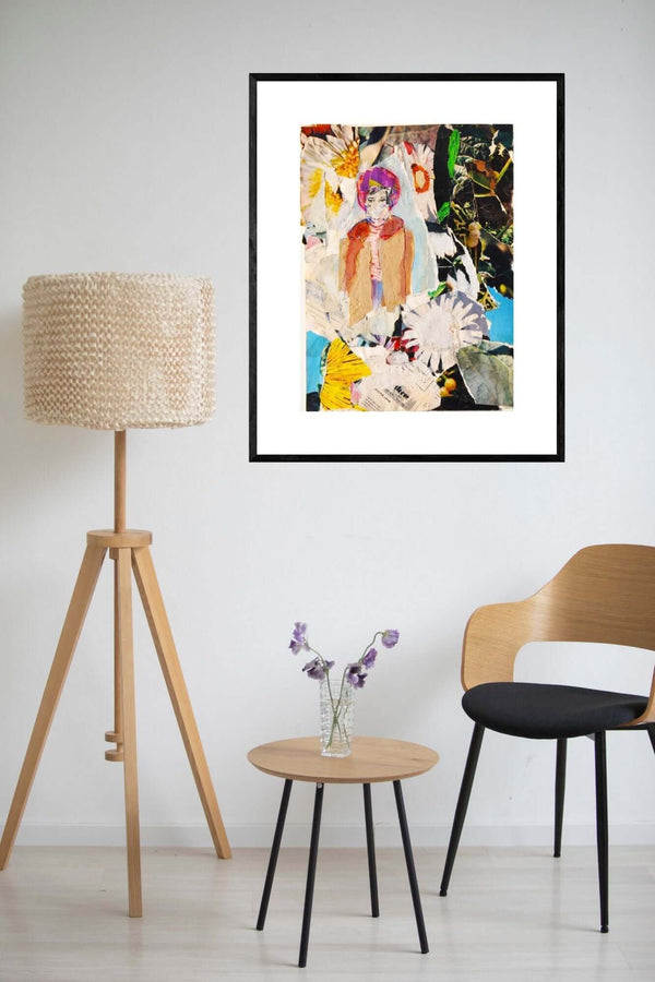 Il girasole - Un collage che combina fiori e una donna con cappello, creando un'interessante interazione tra i soggetti.