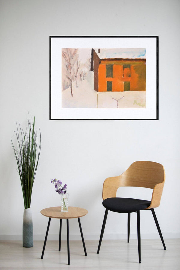 Il muro rosso sulla neve - Un paesagggio di una casa coperta di neve, con alberi sullo sfondo in prospettiva.