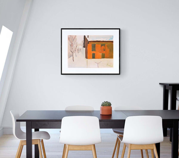 Il muro rosso sulla neve - Un'opera d'arte che mostra una casa nel paesaggio innevato con alberi sullo sfondo.
