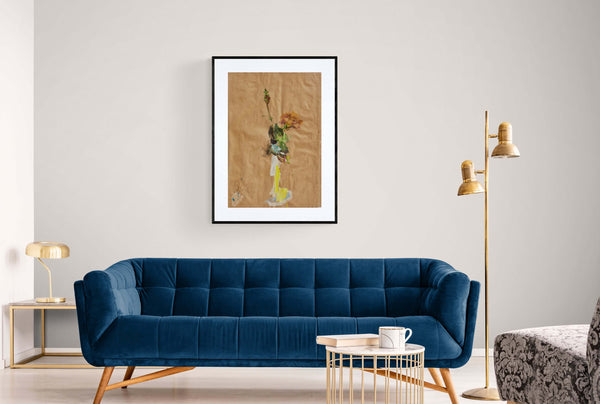 Il passato di una rosa - Un'opera che rappresenta un vaso di fiori su carta di colore pagliarino.