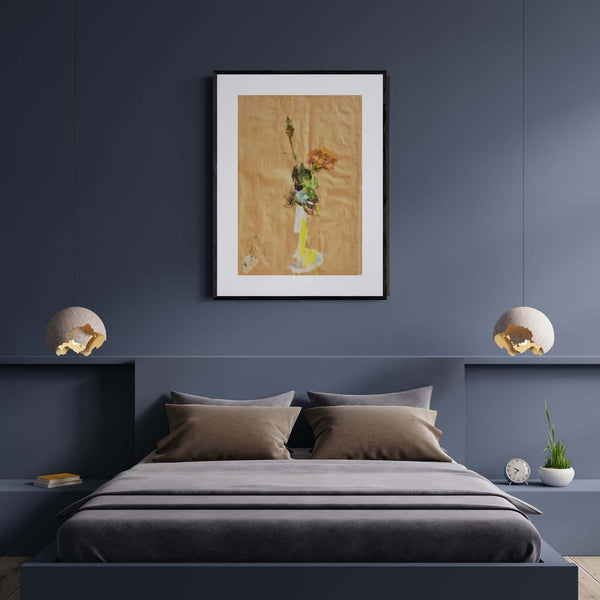 Il passato di una rosa - Un dipinto di un vaso con fiori su carta marrone, appeso in camera da letto.