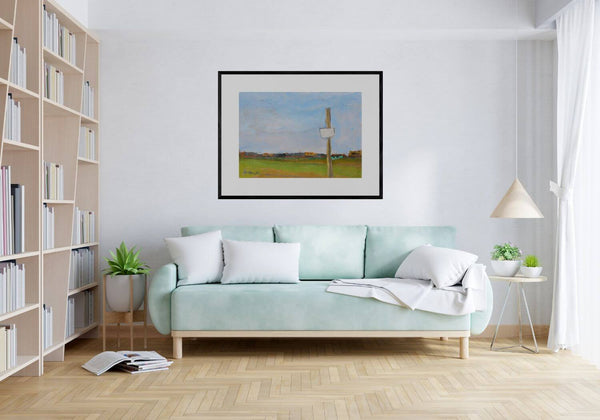 Il silenzio - Un dipinto di un cartello stradale situato in un campo verde, appeso in una biblioteca.