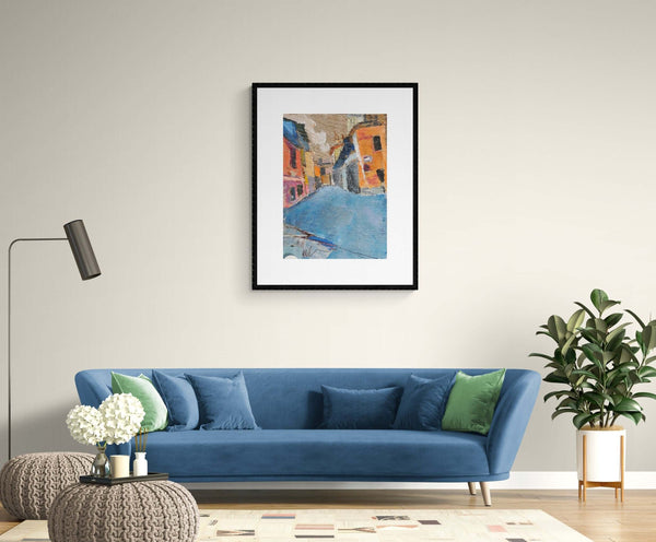 Infinità del vicolo - Un dipinto di una strada di un piccolo borgo, con dettagli architettonici e un cielo sereno.