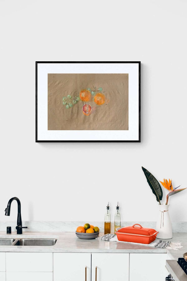 Intero e il mezzo - Dipinto di arance e grappoli d'uva su carta gialla, evidenziando la freschezza dei frutti.