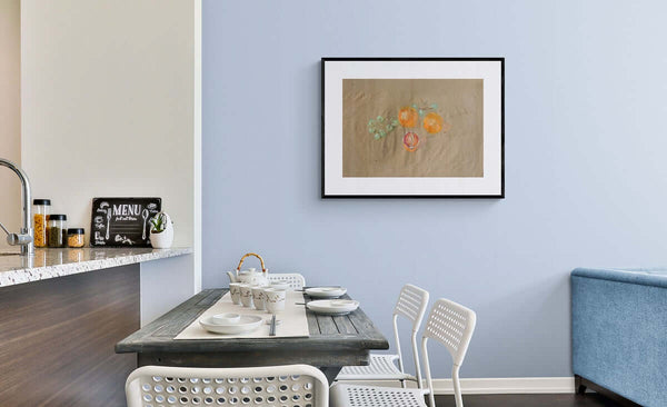 Intero e il mezzo - Un'opera d'arte che rappresenta arance e uva su un fondo di carta paglierino.