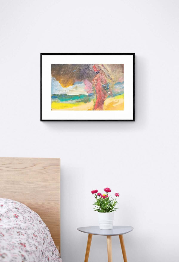 L'orizzonte sul mare - Donna in piedi sulla spiaggia, con il mare sullo sfondo e il cielo sereno.