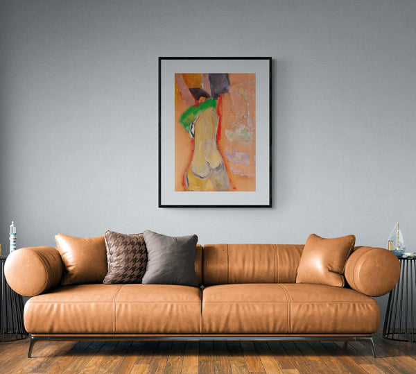 La maglietta verde - Immagine di una donna nuda adornata da una maglietta verde, un esempio di espressione artistica e sensualità.