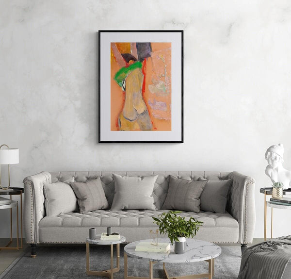 La maglietta verde - Rappresentazione artistica di una donna nuda con una maglietta verde che evoca eleganza e audacia.