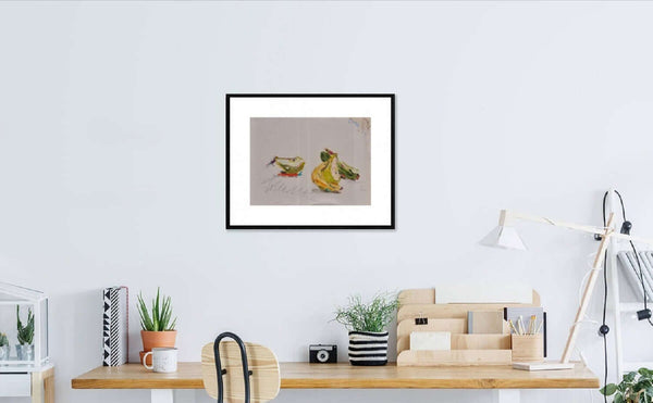 La mezza pera - Natura morta con due pere su un fondo bianco, evidenziando la loro forma e colore.