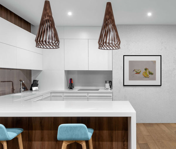 La mezza pera - Dipinto di due pere su una superficie bianca, rappresentando una natura morta elegante e semplice.