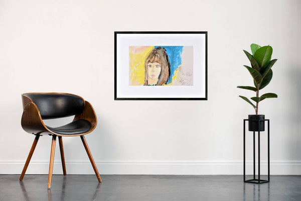 La poesia del volto - Immagine di una donna con capelli bruni, immersa in un contesto artistico che trasmette calma.