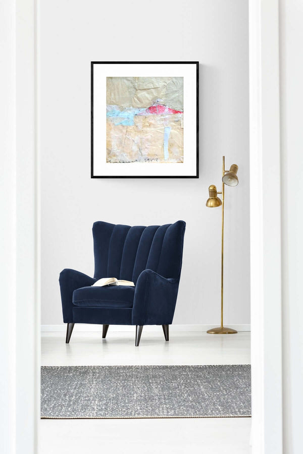 La scheggia rossa - Opera d'arte ambientata in salotto con arredamento contemporaneo.