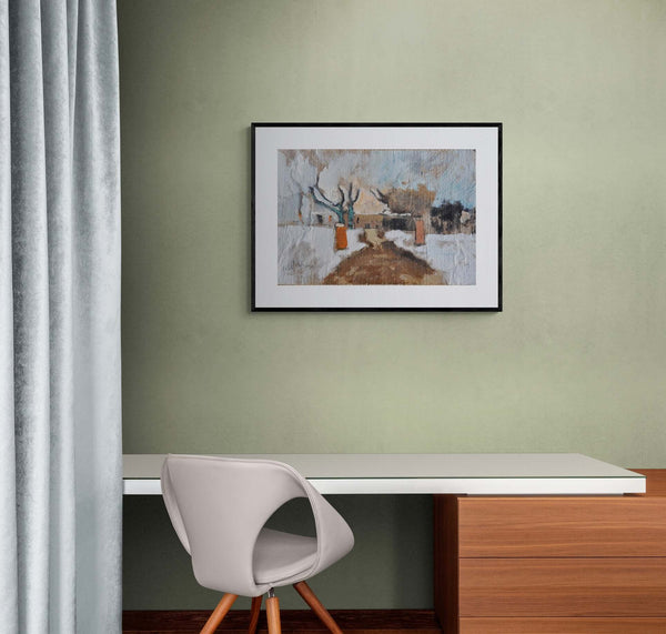 Laggiù in fondo - Un paesaggio invernale con una strada coperta di neve, alberi e una casa.