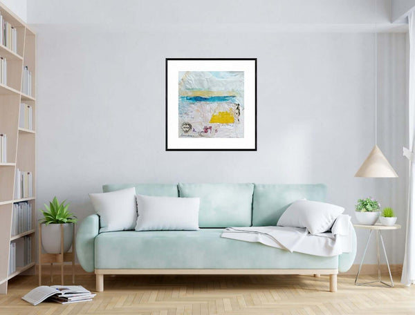 Lettera al mare - Collage marino con carta gialla, blu e bianca, timbro e orizzonte lontano, intitolato "Lettera al mare"