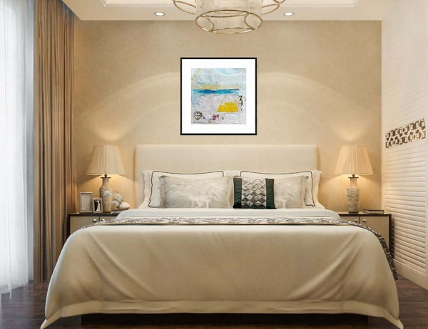 Lettera al mare - Composizione di carta gialla, blu e bianca con un timbro, evocante un paesaggio marino e un orizzonte lontano.