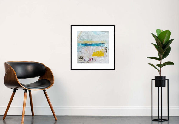 Lettera al mare - Collage di colori giallo, blu e bianco con un timbro, che illustra un paesaggio marino e un orizzonte in lontananza.