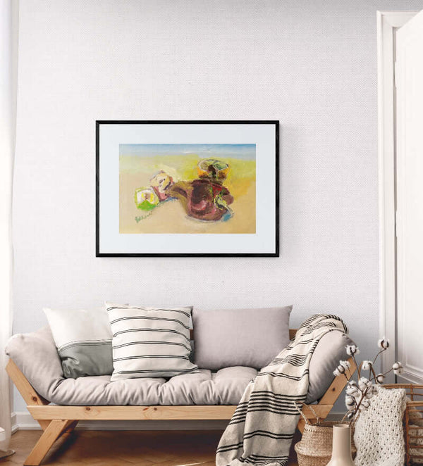 Natura statica - Dipinto esposto sopra divano grigio in soggiorno moderno.