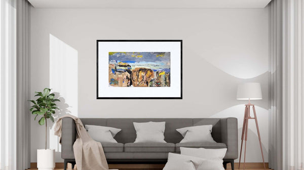 Paesaggio a collage - Dipinto esposto sopra divano beige in soggiorno moderno.