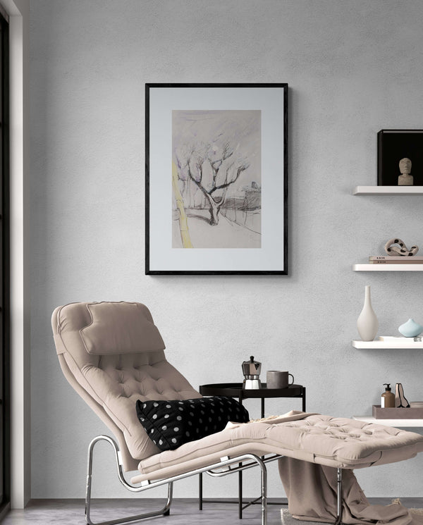 Piu di un disegno - Rappresentazione di un albero in un paesaggio e una recinzione, esposto in biblioteca.