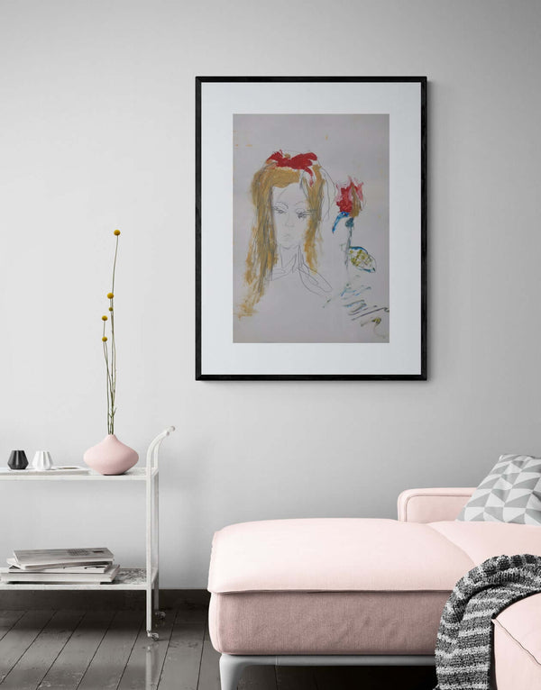 Rosa per un volto - Opera d'arte ambientata in salotto con arredamento contemporaneo.