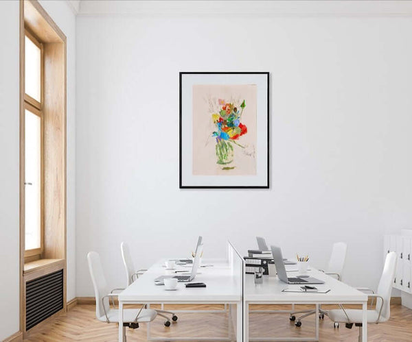 Un abbraccio di fiori - Composizione floreale avvolgente, bouquet di fiori colorati disposti in forma circolare, atmosfera delicata.