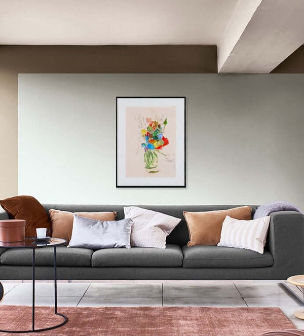 Un abbraccio di fiori - Dipinto esposto in soggiorno moderno per mostrare l'effetto decorativo.
