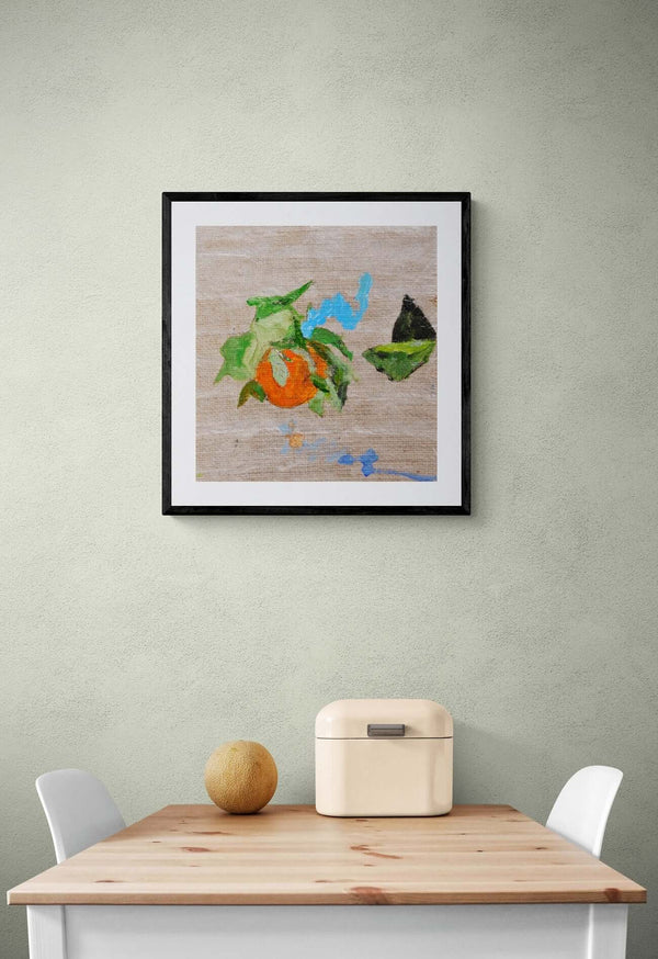 Un arancio nel suo mistero - Un dipinto che rappresenta un'arancia con una foglia verde accanto.