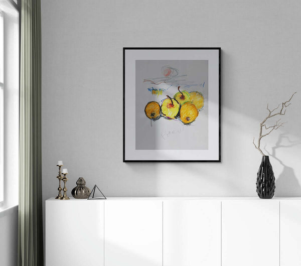 Un paese irreale - Rappresentazione artistica di mele e un paesaggio, con sfondo semplice che enfatizza i frutti.