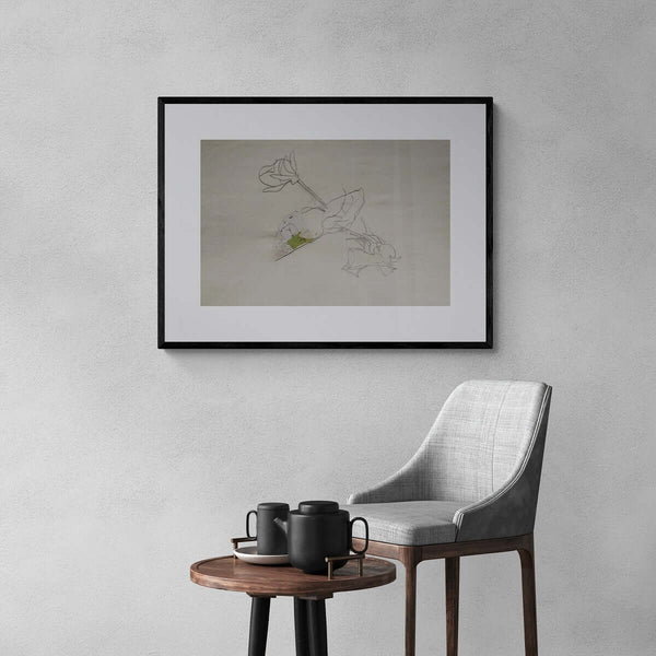 Una foglia tra due steli - Disegno di un fiore colorato con una foglia, che aggiunge un tocco di freschezza.