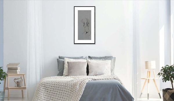 Verso l'alto - Rappresentazione artistica di una donna nuda su sfondo bianco, focalizzandosi sulla forma e sull'espressione.