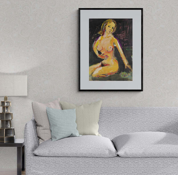 Vestita di poesia - Immagine di una donna nuda in posizione seduta, immersa in un ambiente artistico e riflessivo.