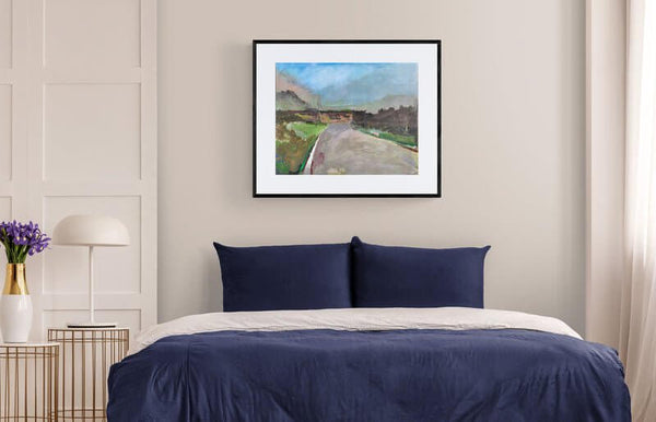 Al tramonto - Un dipinto che rappresenta una strada con un paesaggio sullo sfondo, esposto in camera da letto