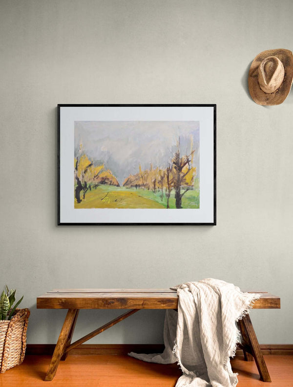 Alberi in autunno - Unimmagine di alberi in un campo con un cielo nuvoloso, che illustra un ambiente calmo e naturale