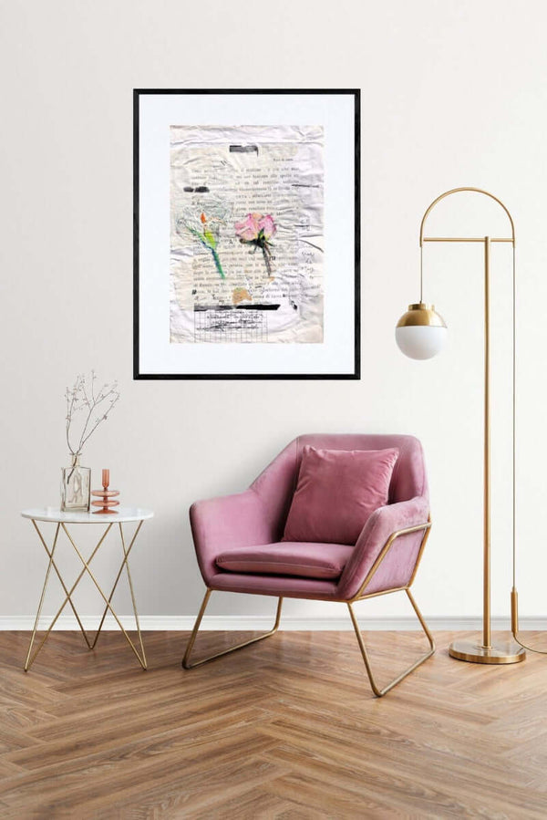 Collage di fiori e parole su carta, intitolato "Balbettio Letterario", per ispirare l'arredamento.