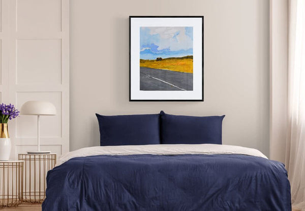 Cielo d'estate - Un'opera d'arte che mostra una strada con una casa su un campo di grano, esposto in camera da letto.